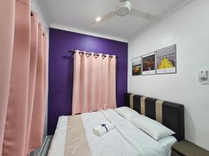 Un pat sau paturi într-o cameră la Nana Bangi Homestay