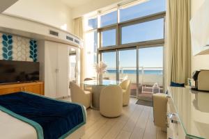 PoettoNew Bussola的一间卧室设有一张床铺和一张桌子,享有海景