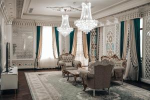 ドゥシャンベにあるKANGURT Grand Hotelのリビングルーム(椅子、テーブル、シャンデリア付)
