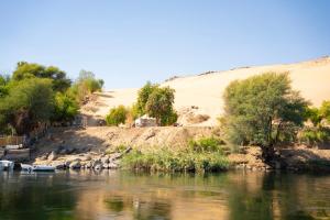 阿斯旺Anoosh camp的沙漠中的河流,水中泛舟