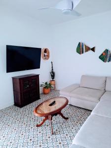ein Wohnzimmer mit einer Couch und einem Couchtisch in der Unterkunft Casa da Paz #1 in Vila Nova de Milfontes