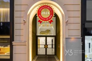 波兹南Saint Martin by Y3 Hotels, Old Town with Wellness的通往餐厅的门,上面有标志