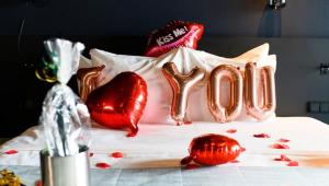 un gâteau qui dit amour des chaussures sur un lit dans l'établissement Studio SO rez de chaussée centre-ville, à Millau