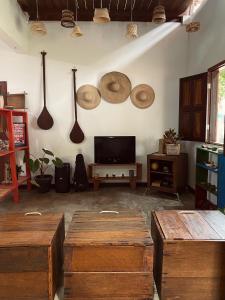 a living room with wooden tables and wooden utensils at Casa Muiraquitã Experiências Amazônicas in Santarém +104 photos