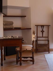 a room with a table and a bench and shelves at Es Petit de Valldemossa in Valldemossa