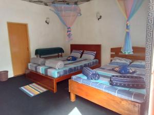 埃拉Hidden Slope Cottage的蓝色床单间内的两张单人床