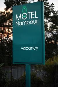 a green sign for a motel nambour vacancy at Motel in Nambour in Nambour