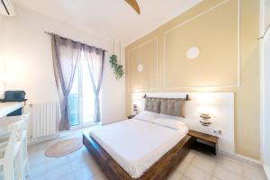 Un dormitorio con una cama grande y una ventana. en B&B Camera a Sud Maris, en Trani
