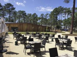 Restaurace v ubytování La Lette fleurie - Mobil home Spacieux climatisé 6-8 personnes tout équipé en camping 4 étoiles