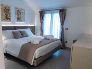 a bedroom with a large bed and a window at Villa Grazia 49 in Solicchiata