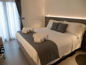 a bedroom with a large bed with two towels on it at Villa Grazia 49 in Solicchiata