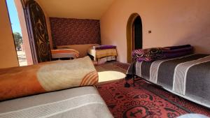 En eller flere senge i et værelse på Chegaga camp happy night + 15 billeder