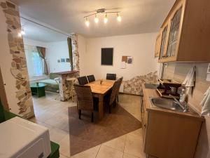 Kuchyňa alebo kuchynka v ubytovaní Francesco Apartmanház