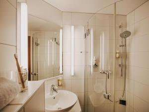 un bagno con doccia e lavandino di Hotel Zimba a Schruns