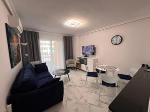 Televízia a/alebo spoločenská miestnosť v ubytovaní Apartament Vinamar VI La Mata