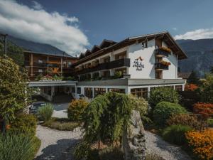un hotel con una montagna sullo sfondo di Hotel Zimba a Schruns