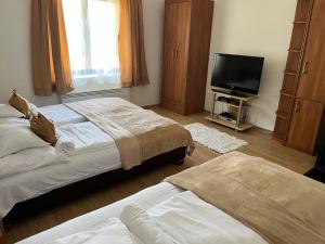 Posteľ alebo postele v izbe v ubytovaní Francesco Apartmanház
