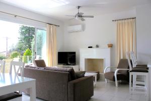 TV a/nebo společenská místnost v ubytování Coral Blue Bay Villa