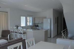 Kuchyň nebo kuchyňský kout v ubytování Coral Blue Bay Villa