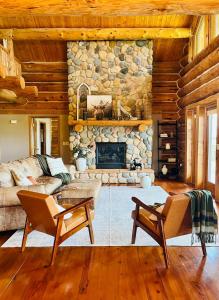 Χώρος καθιστικού στο Foote Creek Lodge
