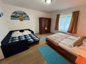 Posteľ alebo postele v izbe v ubytovaní Francesco Apartmanház