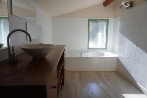 un bagno con lavandino e vasca da bagno di Villa - Domaine à GRANS grande demeure 6 à 12pers a Grans
