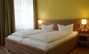 Postel nebo postele na pokoji v ubytování Hotel Am Obermarkt