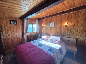 En eller flere senge i et værelse på Appartement 4pers avec jardin - Centre BSM