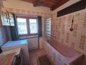 Et badeværelse på Appartement 4pers avec jardin - Centre BSM