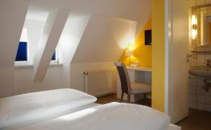 Postel nebo postele na pokoji v ubytování Hotel Am Obermarkt