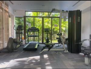 Un gimnasio con cintas de correr y máquinas en una habitación. en Kata Gardens Apartments, en Kata Beach