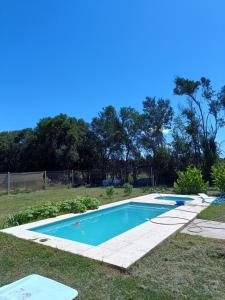 ein Swimmingpool mitten in einem Hof in der Unterkunft Campos del Paraná Casa Quinta in San Pedro
