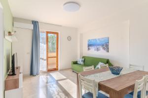 TV a/nebo společenská místnost v ubytování LE CASETTE DI FLAVIA - Trinacria, Oasi Marina, il Tesoro dell'Etna