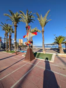 der Schatten einer Person, die neben einem Strand steht in der Unterkunft Casa Tranquila cerca del Mar in Santiago de la Ribera