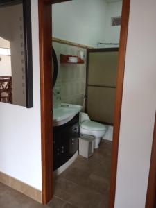 un bagno con un water e un lavandino di Casa de Huéspedes Niño Peregrino a Salinas Altre 38 foto