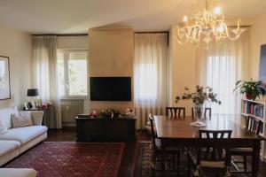 TV a/nebo společenská místnost v ubytování Camera luminosa per viaggiatori