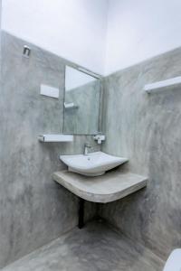 マータラにあるMadiha Ceylon Hotelの洗面台と鏡のあるバスルーム +32枚の写真