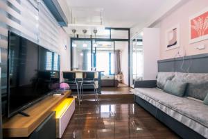 TV a/nebo společenská místnost v ubytování Traveler's Playground Makati Home Gym Swim Park Interrnet 300 Mb