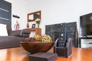 een kom spaghetti op een tafel in de woonkamer bij Villa Machico Valley Flat 2 in Machico +31 foto's