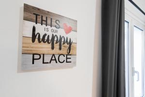 een teken dat zegt dat dit onze gelukkige plek op een muur is bij Villa Machico Valley Flat 2 in Machico