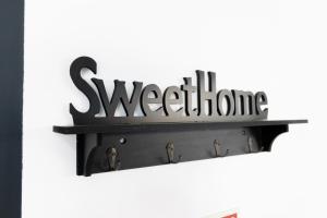 een metalen bord dat het witzerland aan een muur hangt bij Villa Machico Valley Flat 2 in Machico