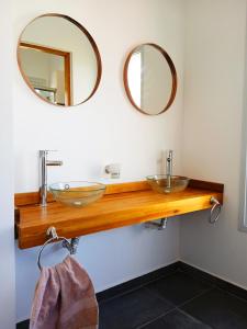un baño con dos lavabos y dos espejos en casa gerona villa allende, en Villa Allende