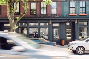 哈利法克斯Brewery Park Hotel的前面停着汽车的建筑物