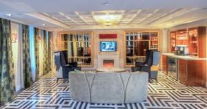 Uma televisão e/ou sistema de entretenimento em Hotel Madera Hollywood
