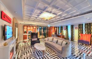 uma sala de estar com um sofá e uma TV em Hotel Madera Hollywood em Hong Kong
