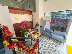 Khu vực ghế ngồi tại JST Hotel