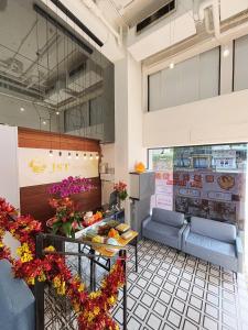 Khu vực ghế ngồi tại JST Hotel