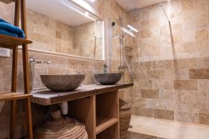 Koupelna v ubytování Grange avec vue, proche de Sarlat, calme et dépaysement au coeur du Lot