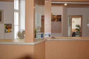 Un vestíbulo con un mostrador en una habitación. en Pension Ani, en Viena