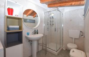 プンタ・ブラッチェットにあるHoliday Home Sicily Talia che Bed-duのシャワー、洗面台、トイレ付きのバスルーム +25枚の写真